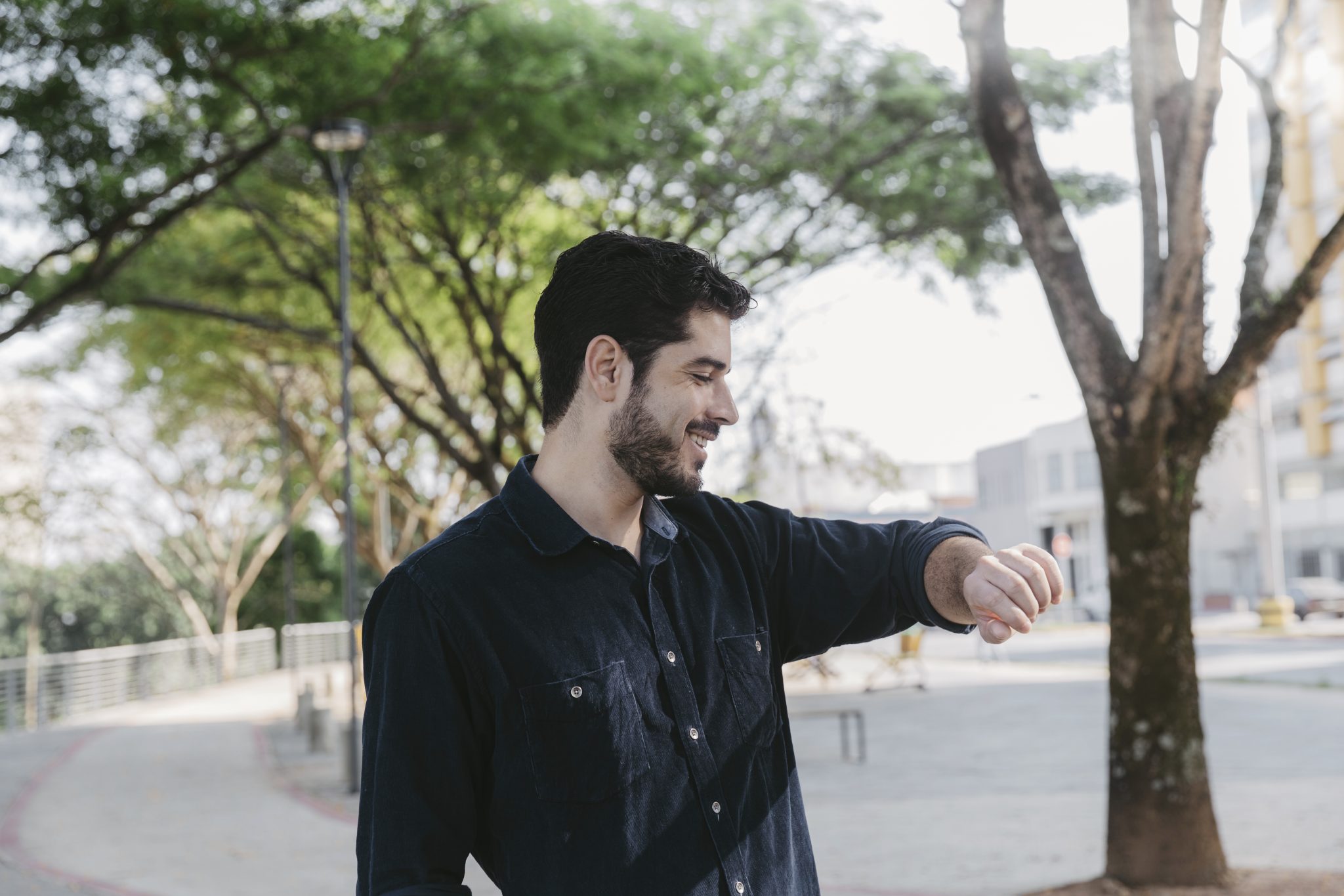 Sebrae/PR | Aprenda a gerenciar o seu tempo | handsome man looking watch